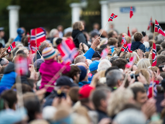 Thousands gathered to sing the birthday song to the King and Queen. Photo: Jon Olav Nesvold / NTB scanpix